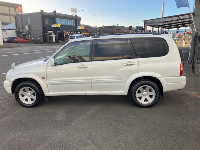 2001 Suzuki Escudo Station Wagon,  2.7P, 4WD, Auto